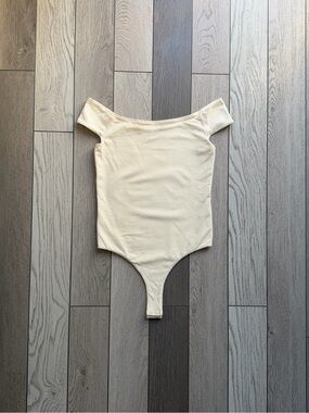KHAITE Women’s Cream Off-Shoulder Kids One-Piece Bodysuit XS